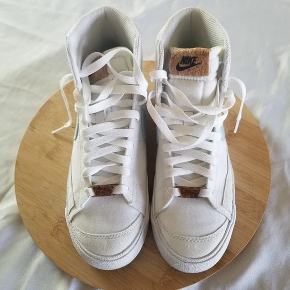 Nike | Blazer 77 SE Mid Floral Embroidery Sneakers - Picture 3 of 10